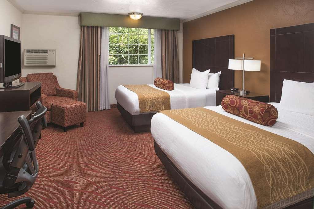 Best Western Plus Parkway Inn Вілсонвілл Екстер'єр фото