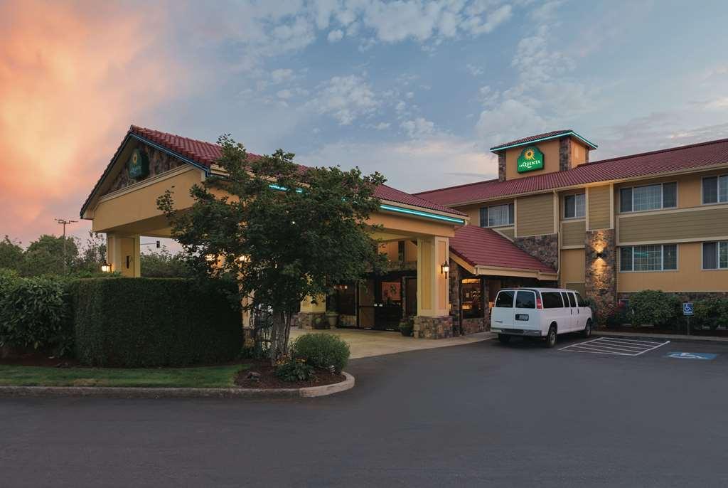 Best Western Plus Parkway Inn Вілсонвілл Екстер'єр фото